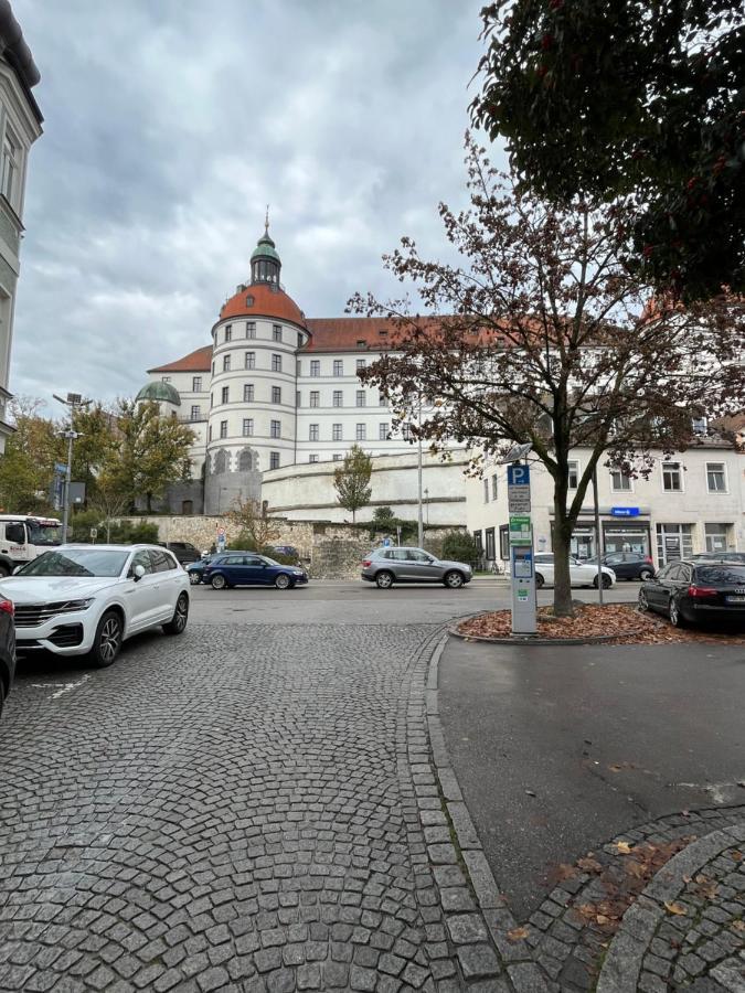 Zum Vermieten Direkt An Der Donau Und Am Schloss *