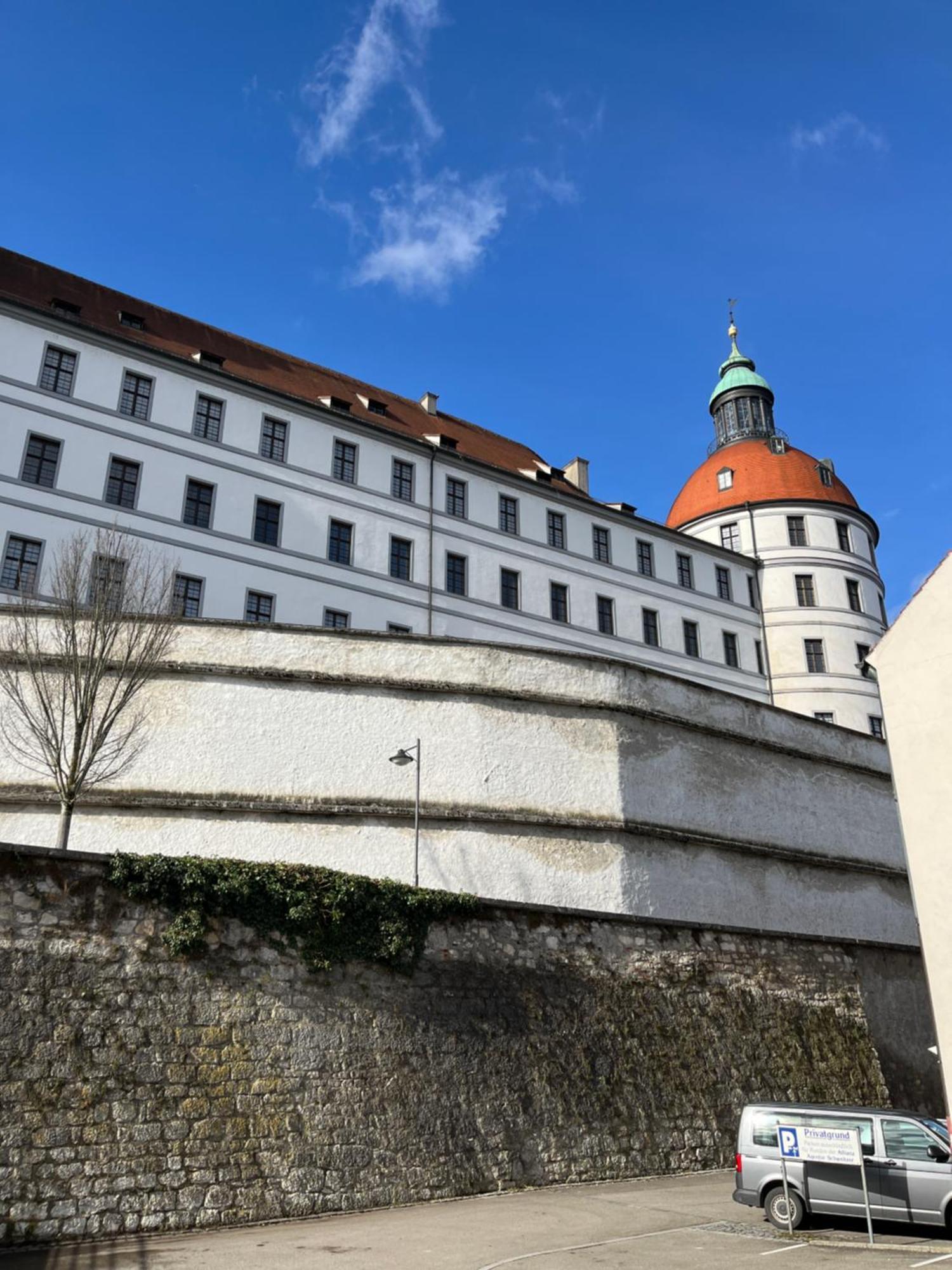Zum Vermieten Direkt An Der Donau Und Am Schloss *