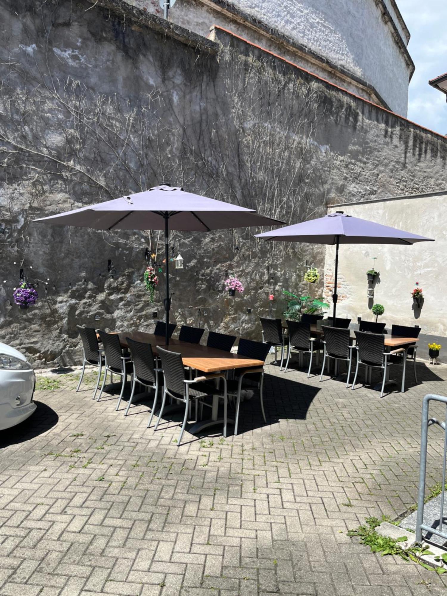 Zum Vermieten Direkt An Der Donau Und Am Schloss
